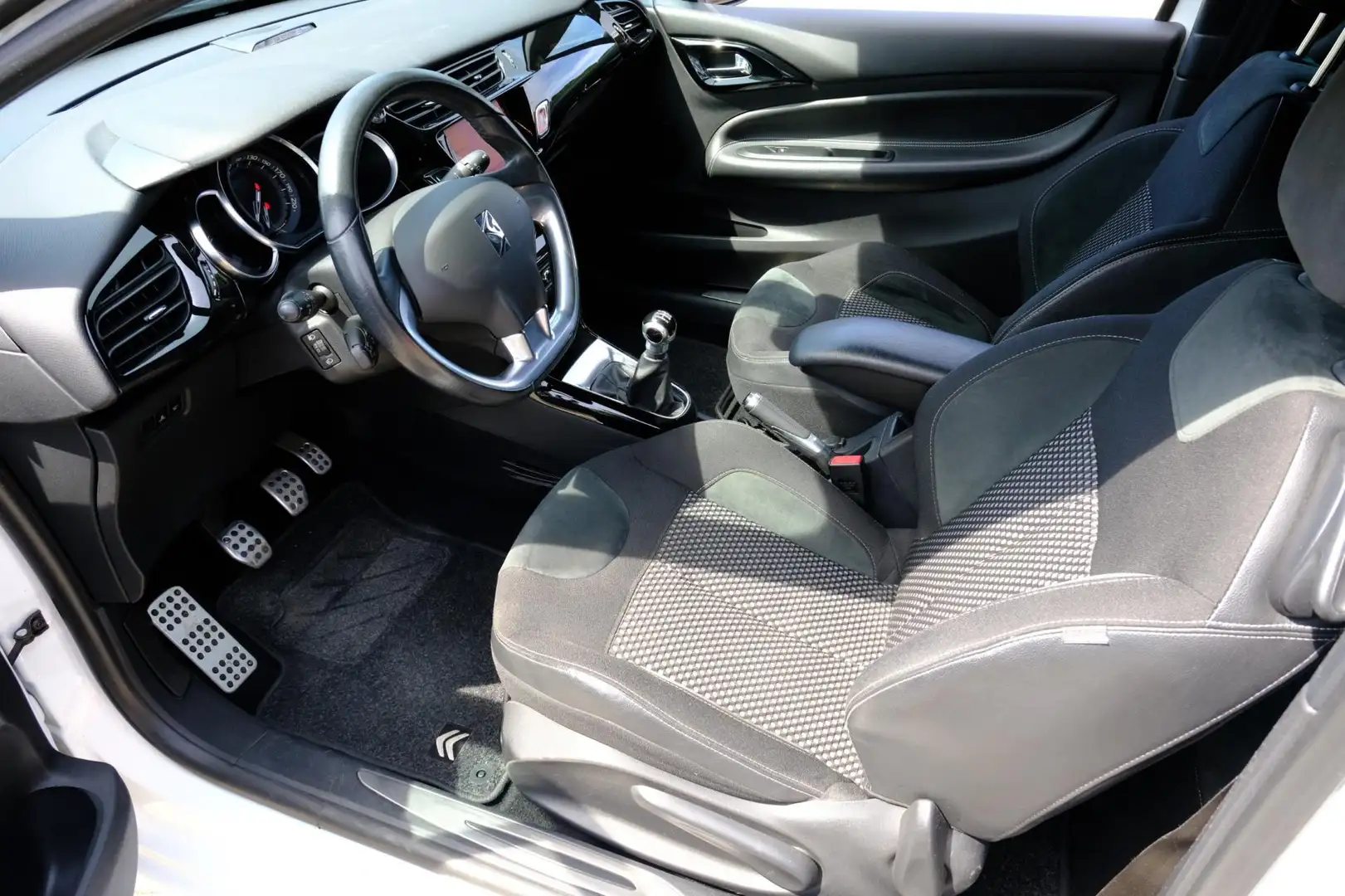 Citroen DS3 1.6 e-HDi So Chic Navi|Clima|LMV|Half Leder Wit - 2