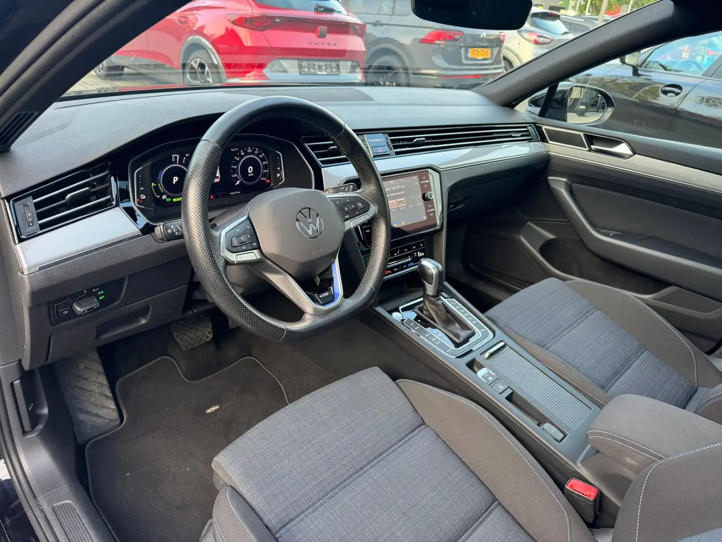 Volkswagen Passat Variant 1.4 TSI GTE Highline pano, pdc v/a, camera, cruise Zwart - 2