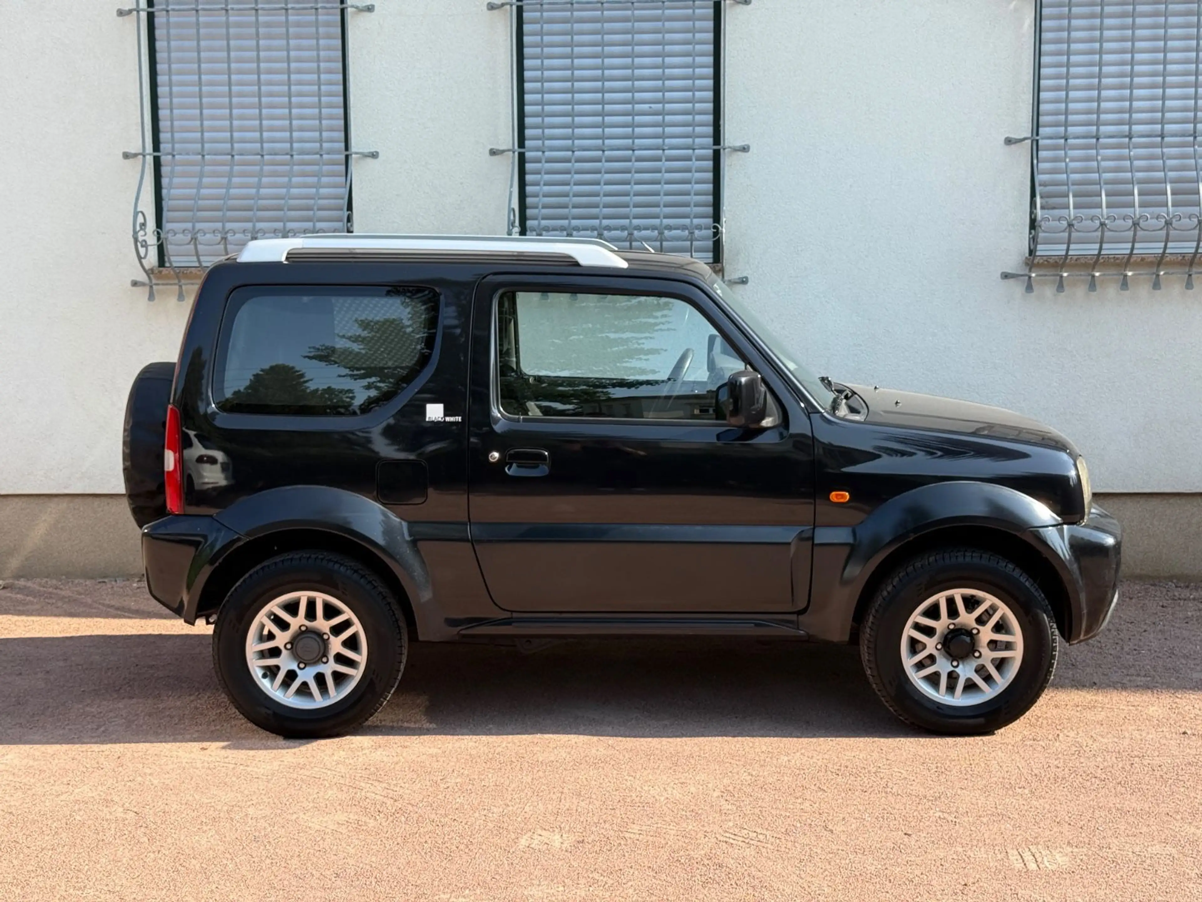 Suzuki Jimny 4x4 BLACK & WHITE*TÜV NEU*ALU — photo 4