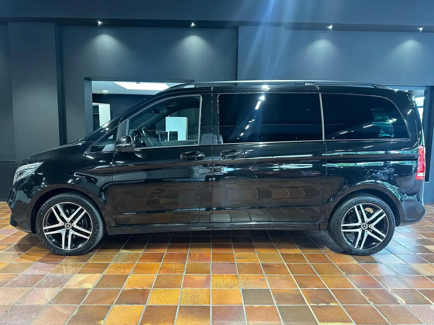 Mercedes-Benz V 250 4MATIC KOMPAKT AMG-LINE+AVANTGARDE SITZKLIMA 2X E- Schwarz - 2