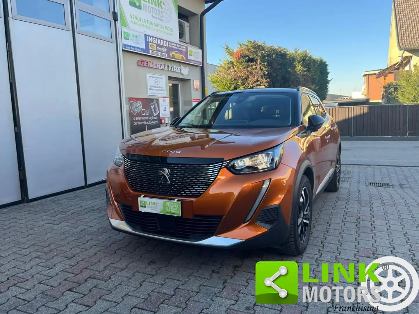 Peugeot 2008 PureTech 130 S&S Allure NEOPATENTATI Arancione - 1