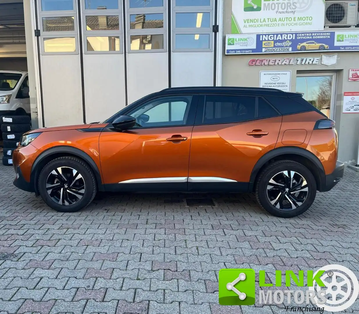 Peugeot 2008 PureTech 130 S&S Allure NEOPATENTATI Arancione - 2