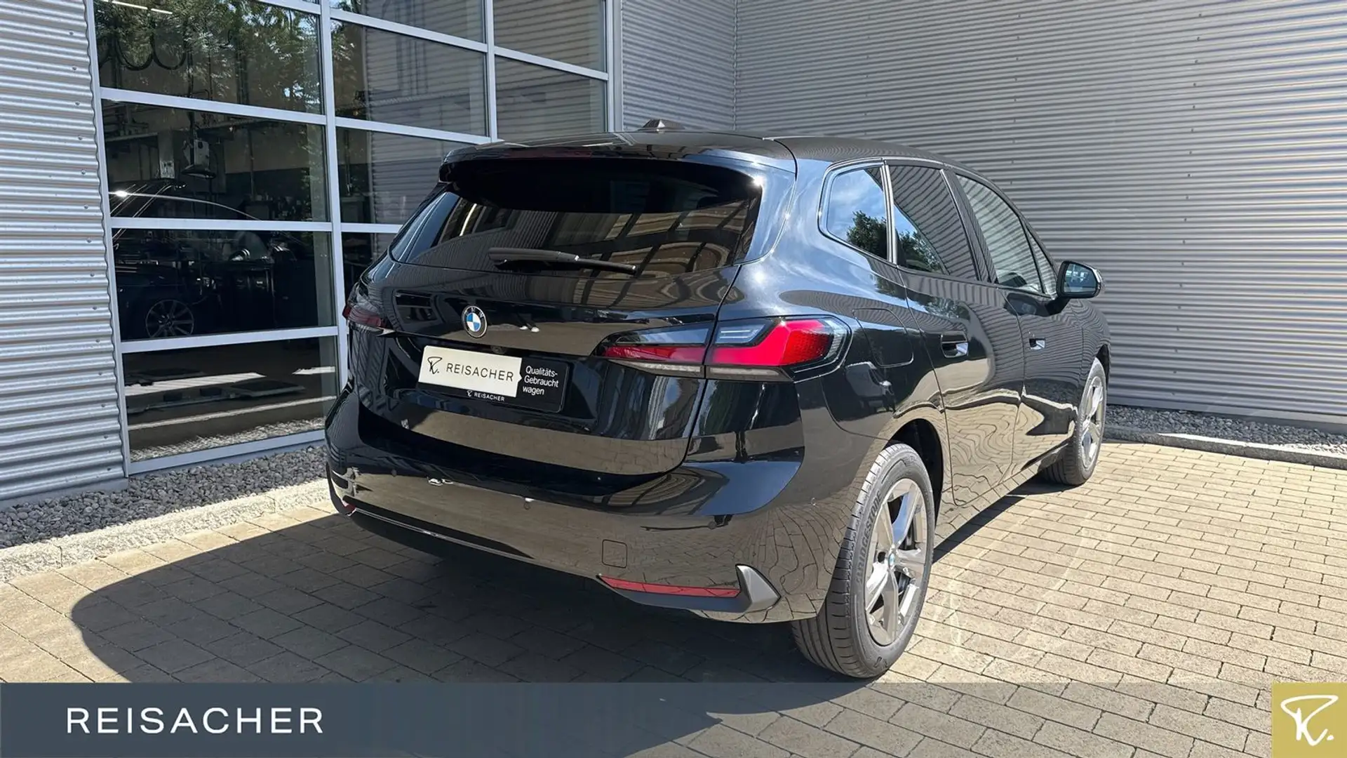 BMW 223d xDrive Active Tourer AHK adLED PDC SitzHz Schwarz - 2