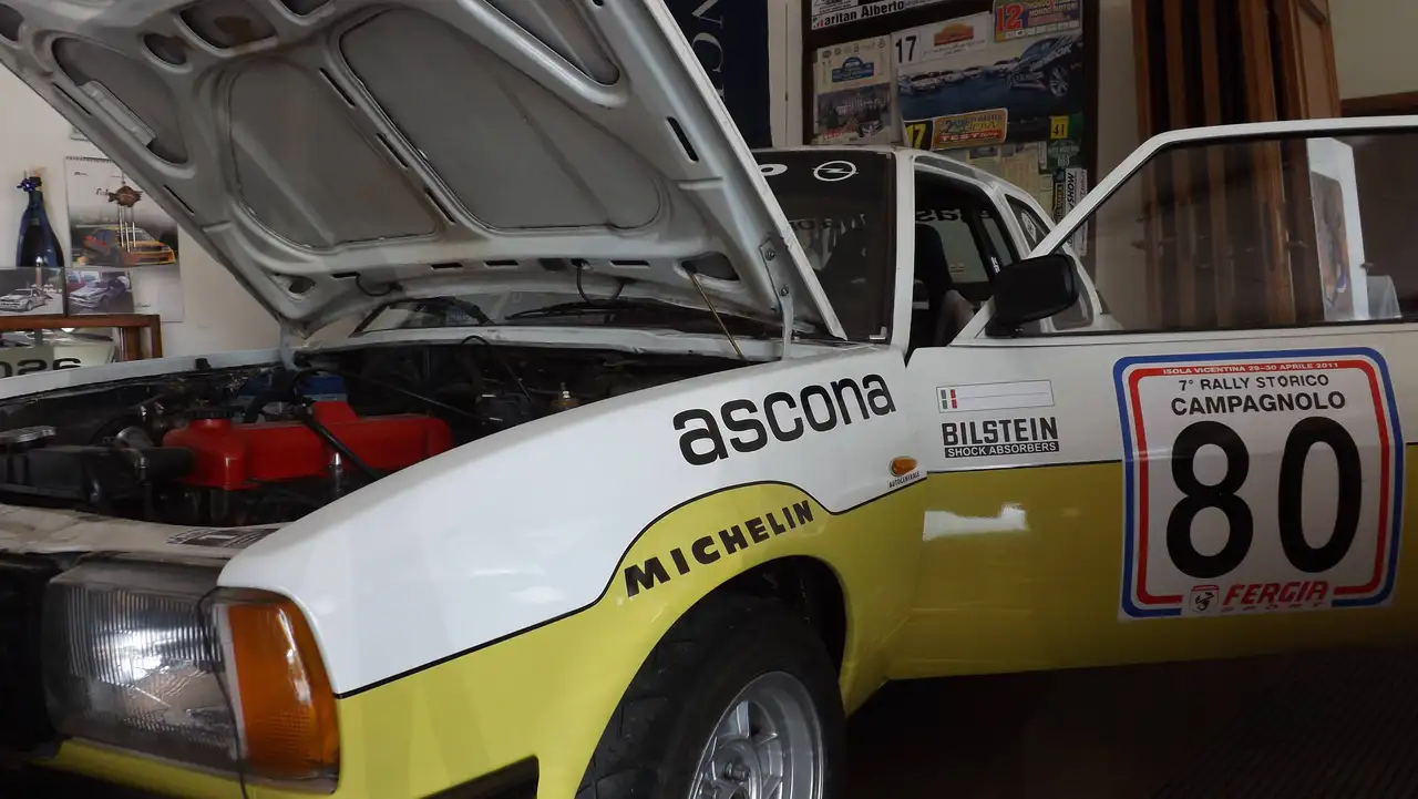 Opel Ascona B 2000 SR con passaporto HTP nazionale ben tenuta di carrozzeria e meccanica, foto 10
