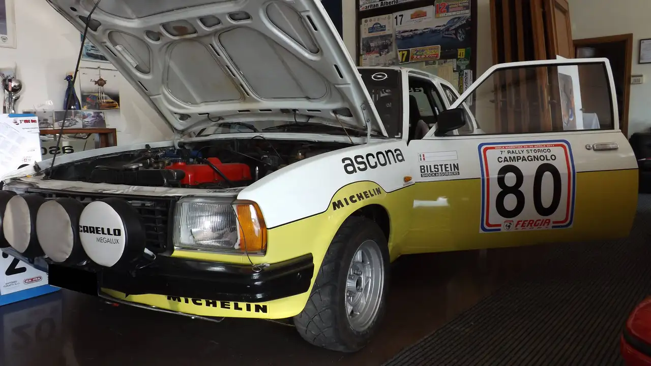 Opel Ascona B 2000 SR con passaporto HTP nazionale ben tenuta di carrozzeria e meccanica, foto 9