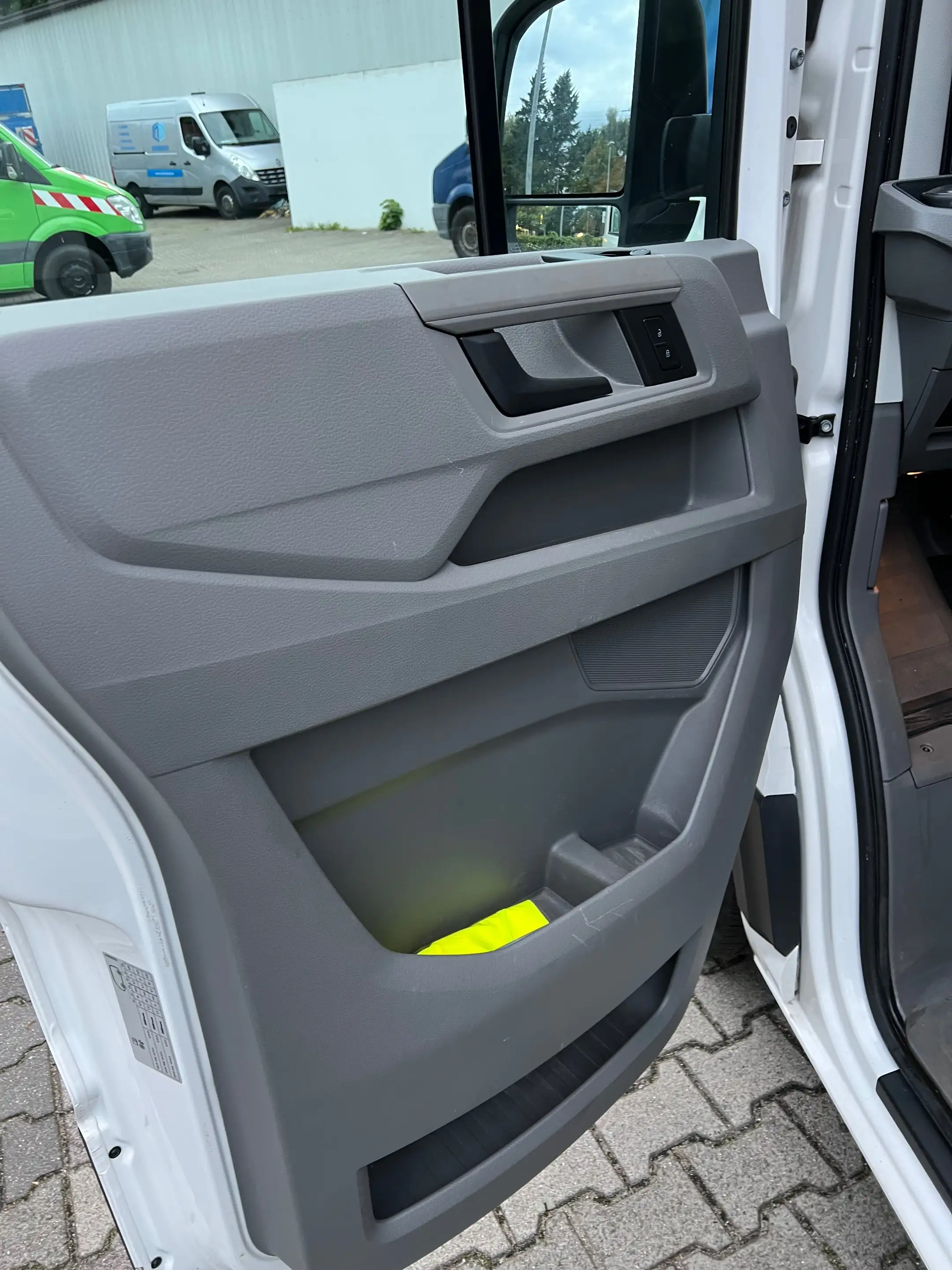 Volkswagen Crafter 35 mittellang Hochdach FWD Trendline — photo 7