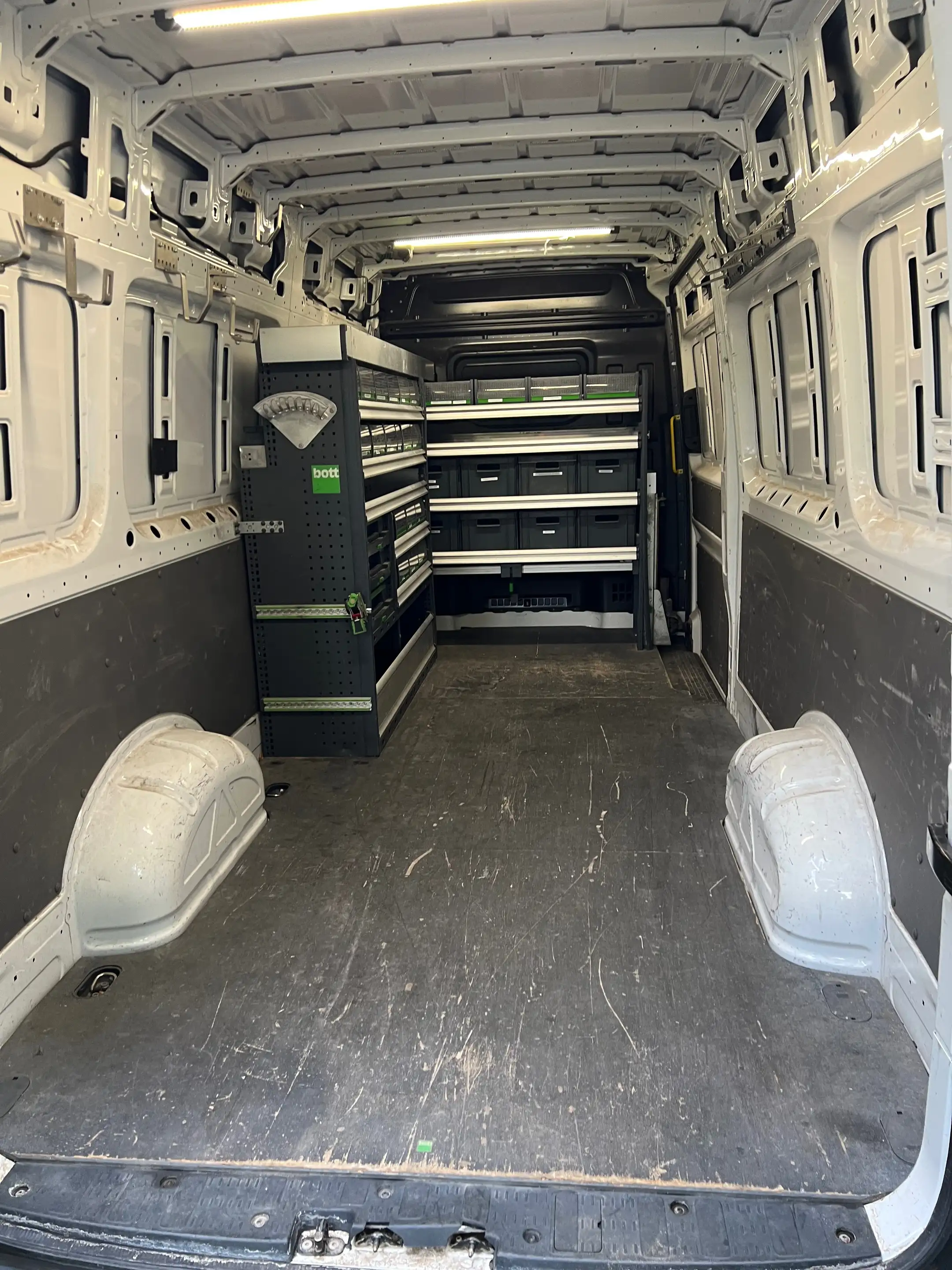 Volkswagen Crafter 35 mittellang Hochdach FWD Trendline — photo 14