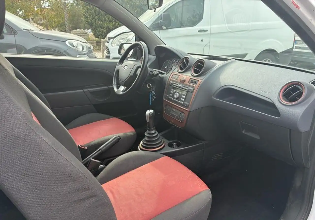 Ford Fiesta 3 portes — photo 2