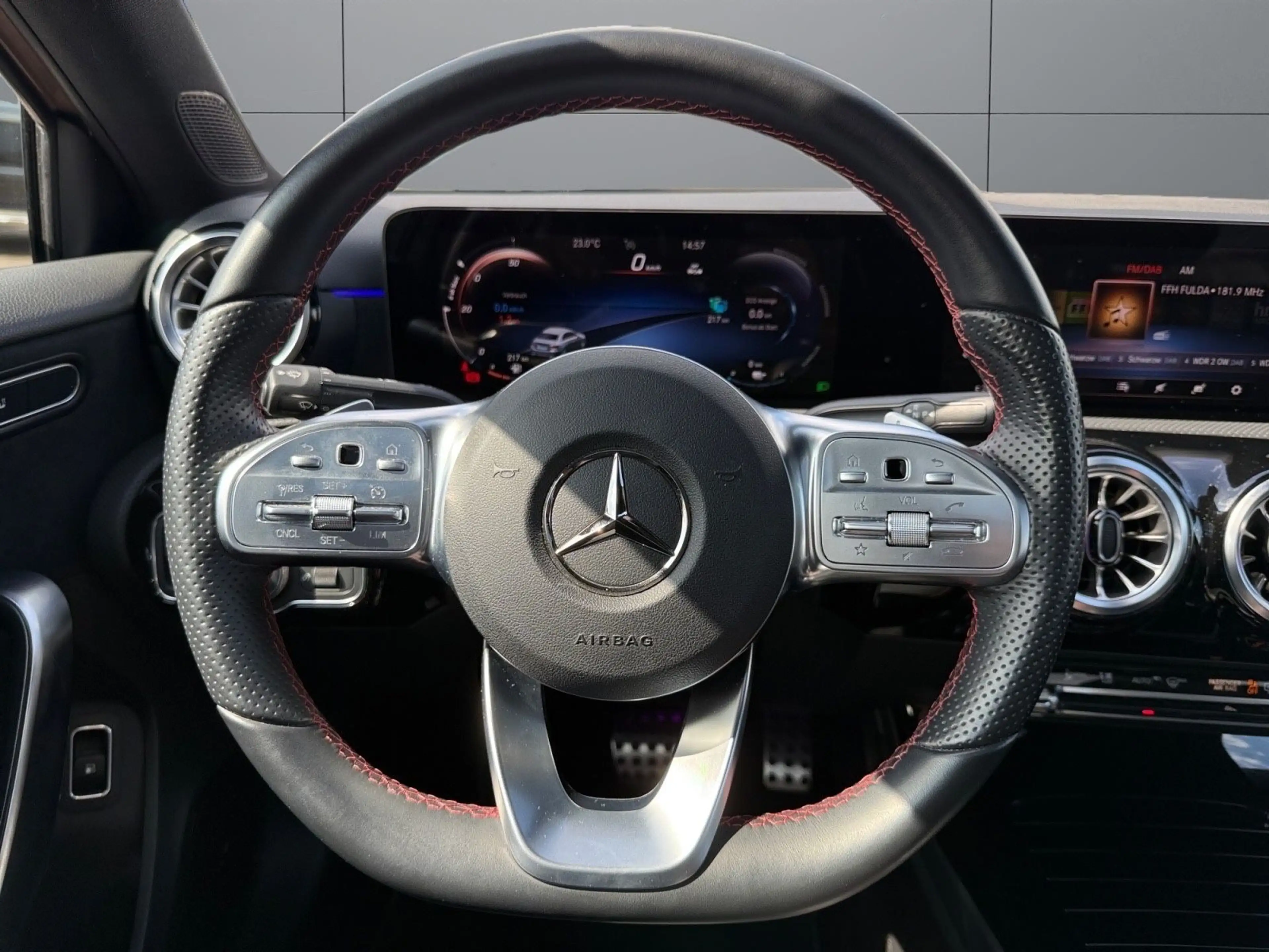 Mercedes-Benz A 250 e Limo. AMG Line Pano Burmester Kamera — photo 12