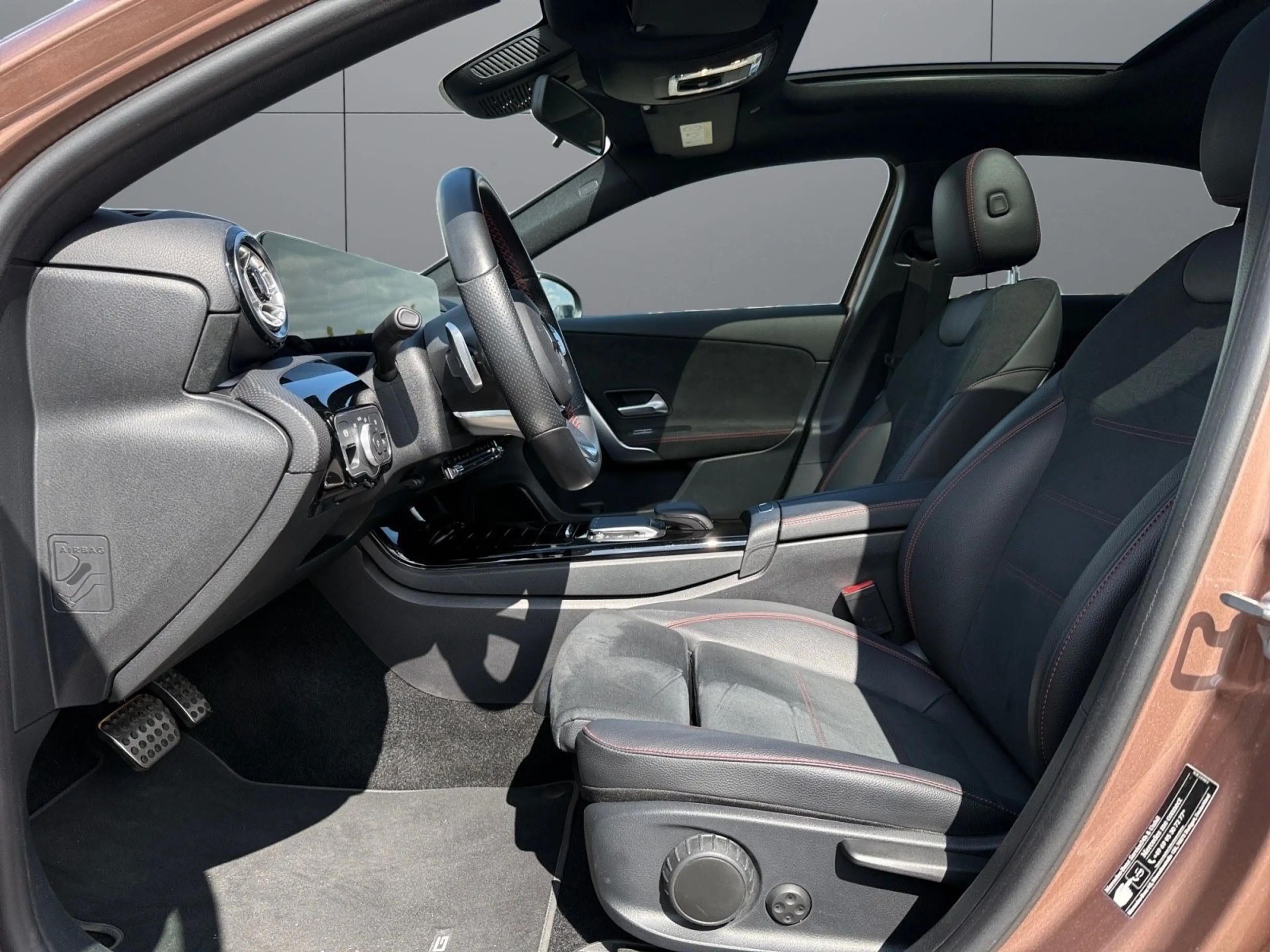 Mercedes-Benz A 250 e Limo. AMG Line Pano Burmester Kamera — photo 10