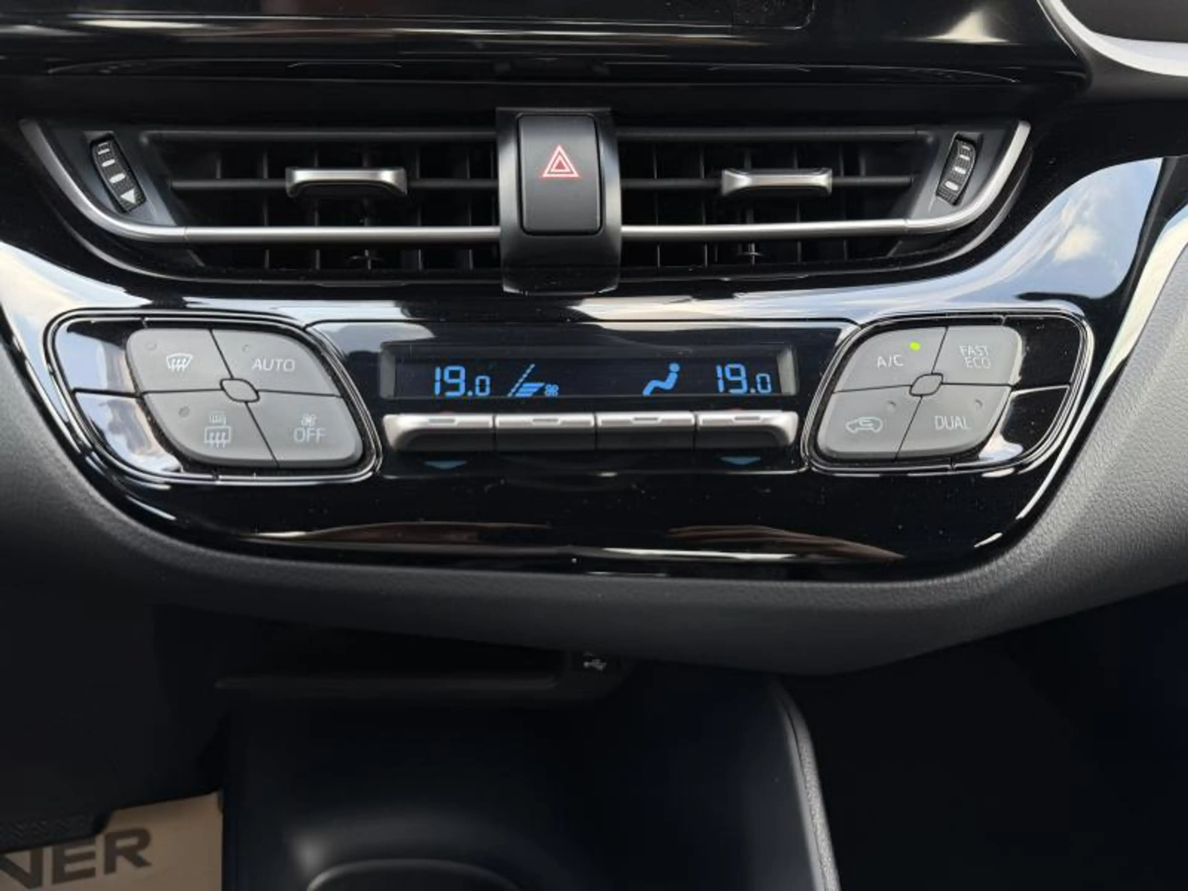 Toyota C-HR C-ENTER 1.8 HYBRID — photo 15