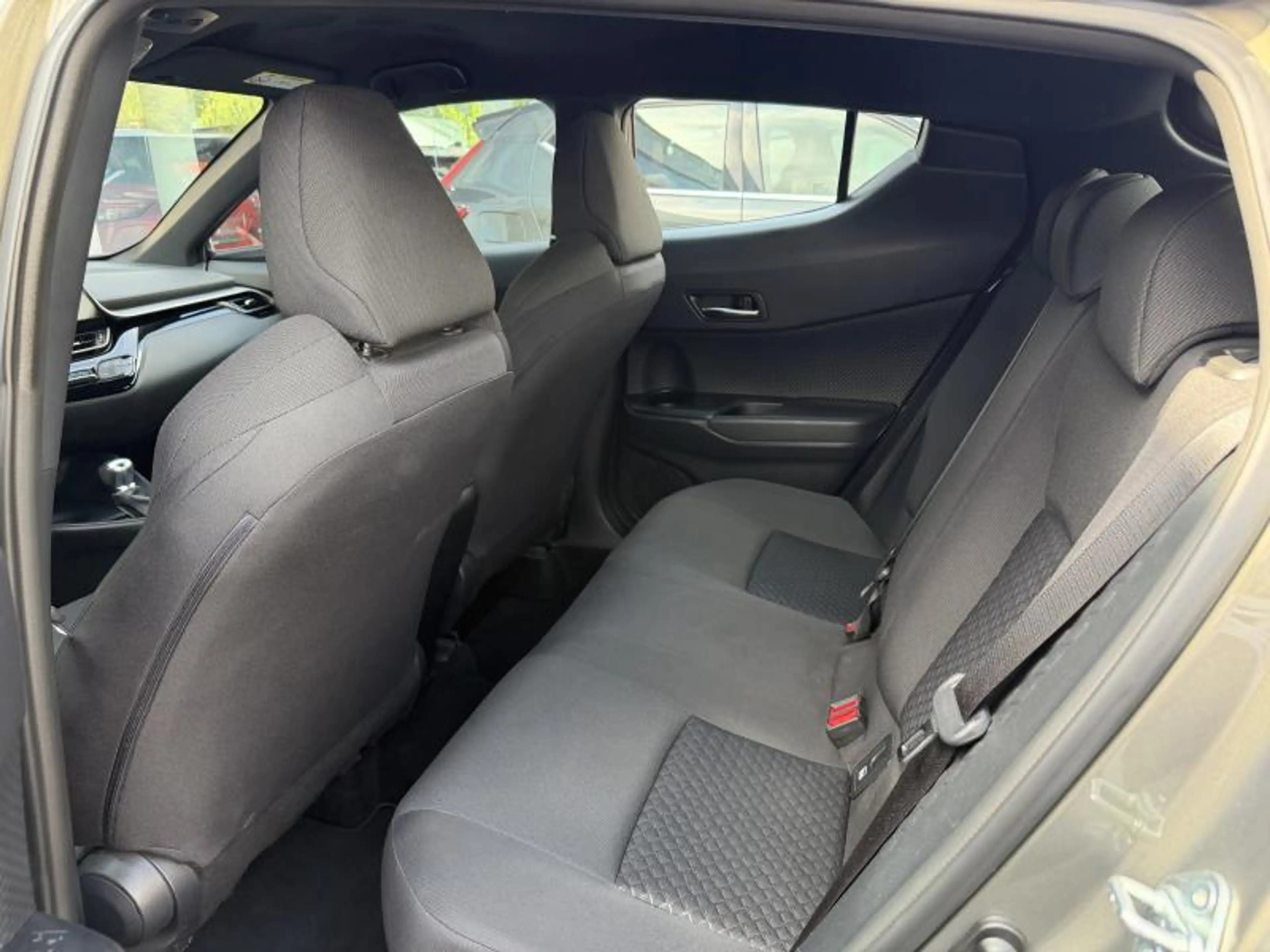 Toyota C-HR C-ENTER 1.8 HYBRID — photo 9