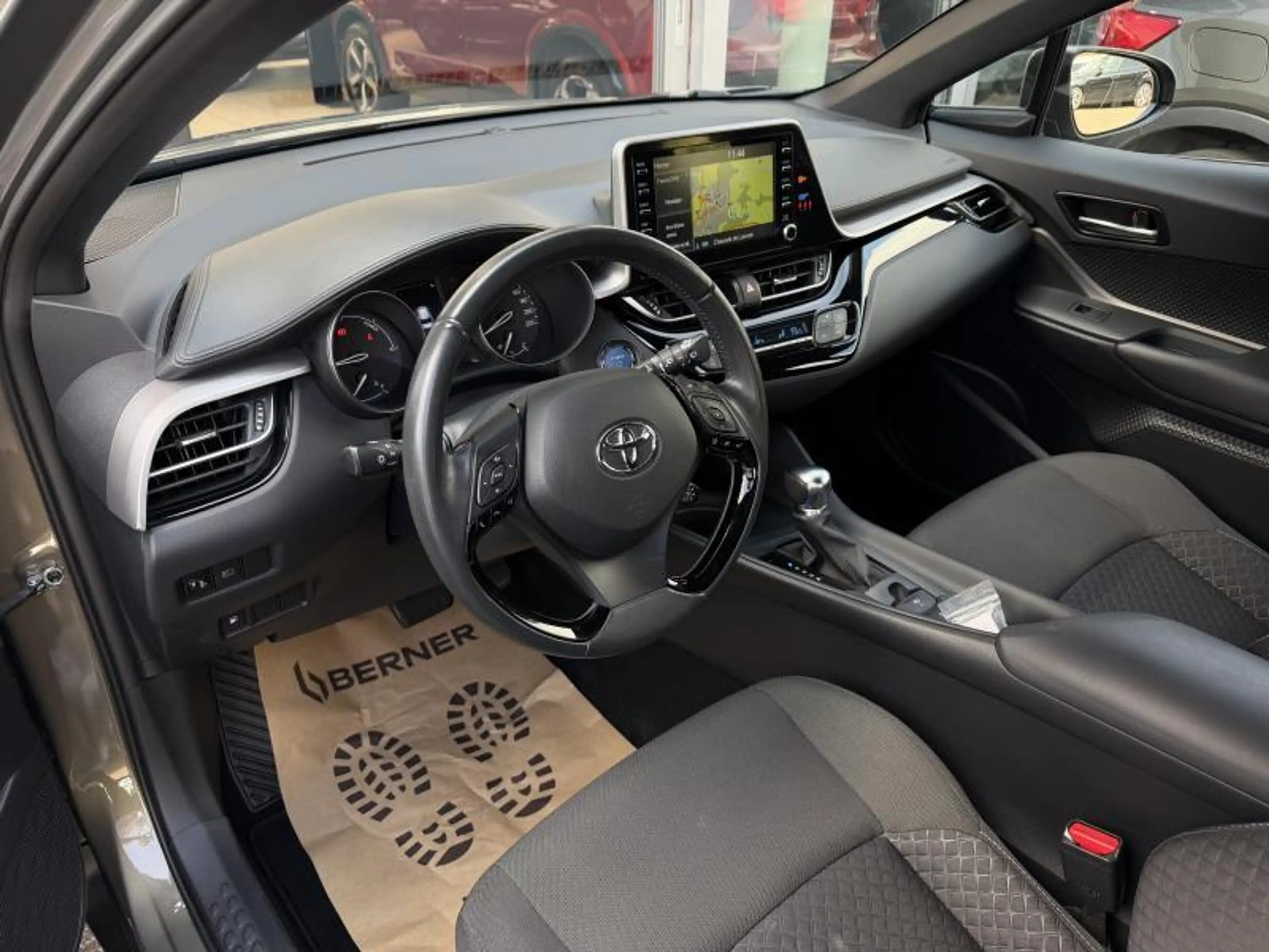 Toyota C-HR C-ENTER 1.8 HYBRID — photo 7