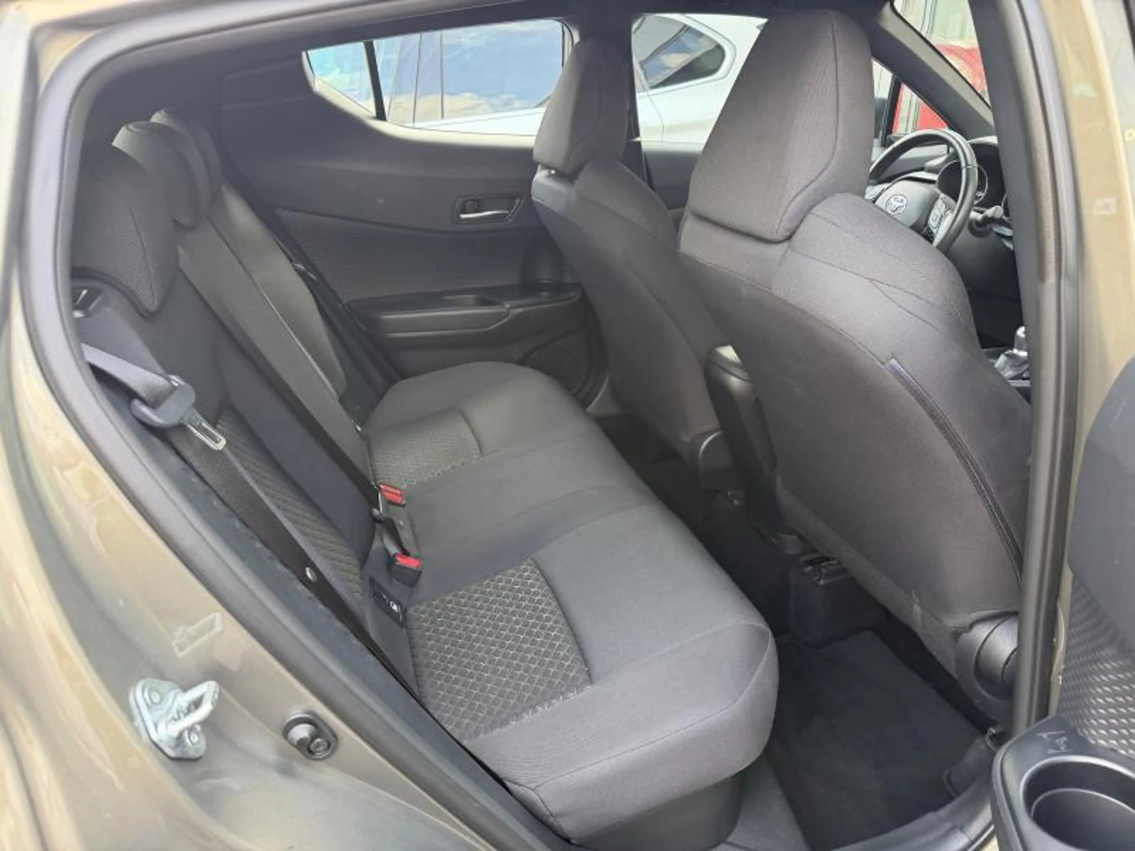 Toyota C-HR C-ENTER 1.8 HYBRID — photo 11