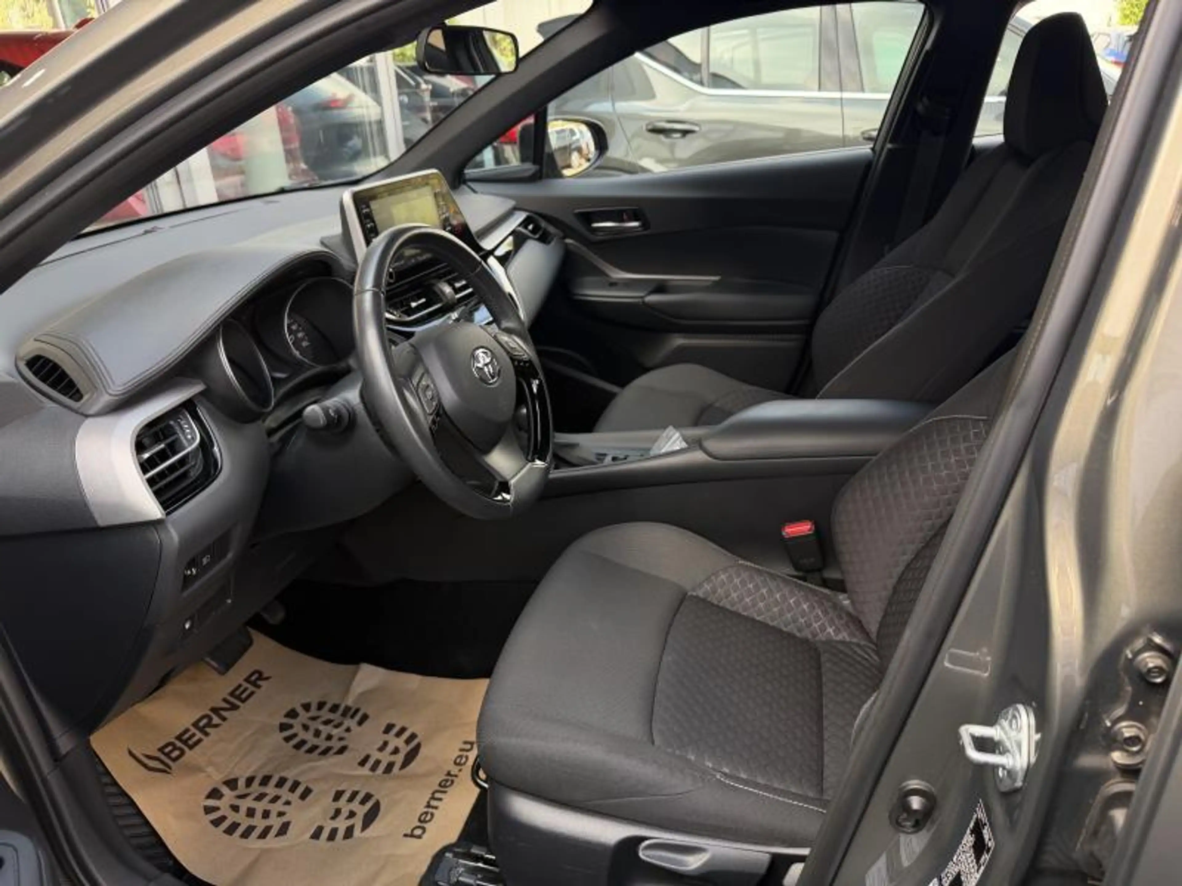 Toyota C-HR C-ENTER 1.8 HYBRID — photo 8