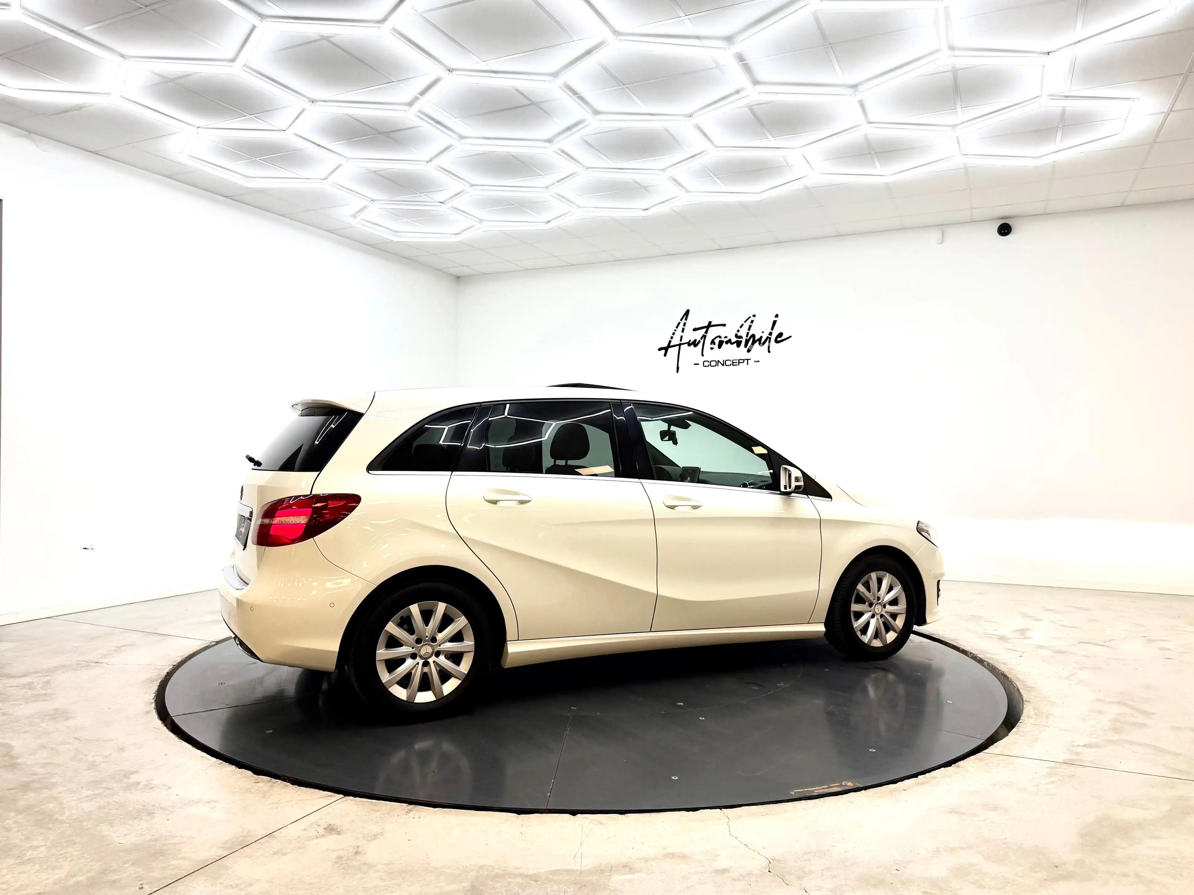 Mercedes-Benz B 180 ✅1AN GARANTIE✅PANO✅SIÈGES CHAUFFANTS✅CAMERA✅LED — photo 4
