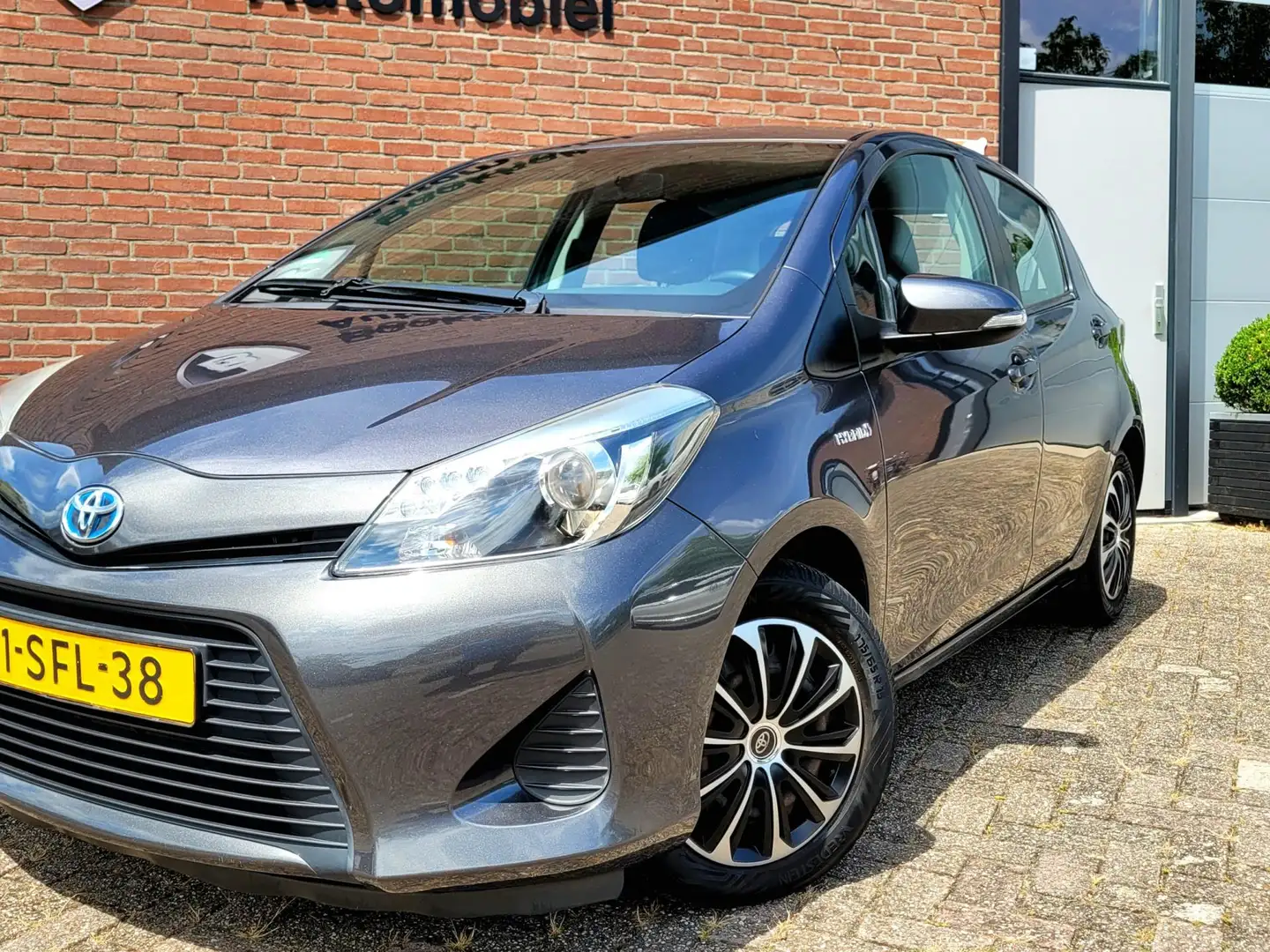Toyota Yaris 1.5 Full Hybrid, Camera, All-season banden (NL-aut Gris - 2