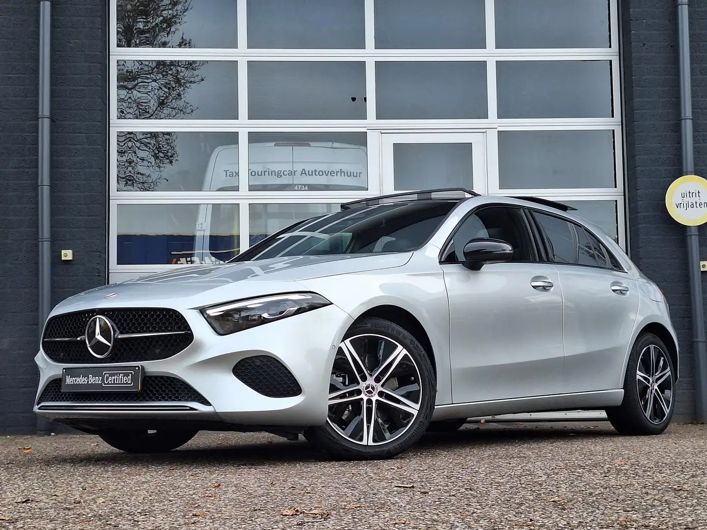 Mercedes-Benz A 250 e | Panoramadak | Night Pakket | MULTIBEAM LED Kop Argent - 2