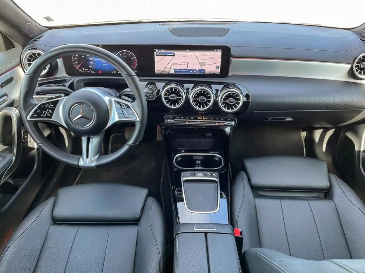 Mercedes-Benz CLA снимка Mercedes-Benz CLA