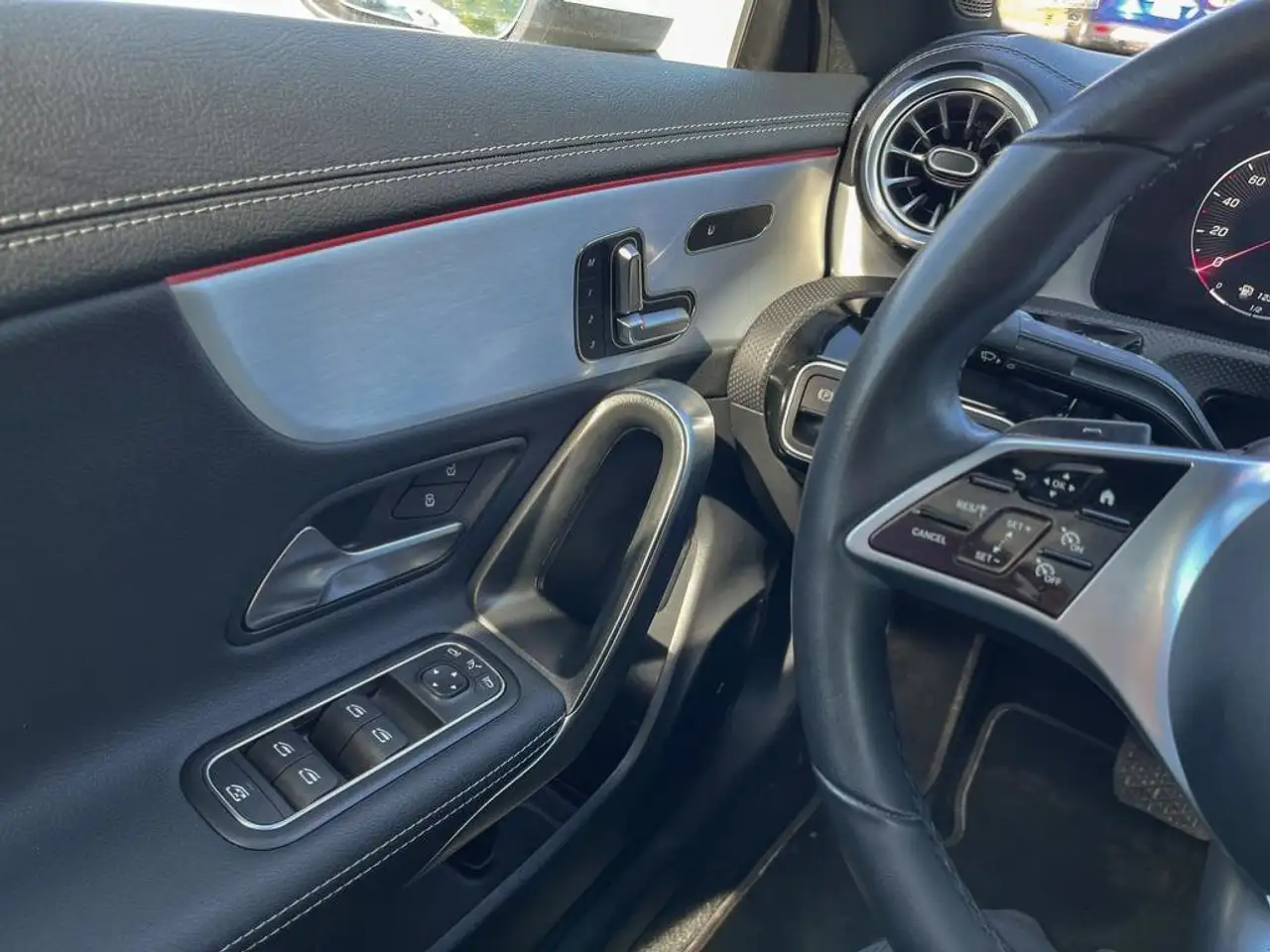 Mercedes-Benz CLA снимка Mercedes-Benz CLA