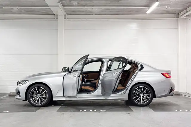 BMW 3 Series view 3