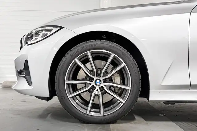 BMW 3 Series view 4