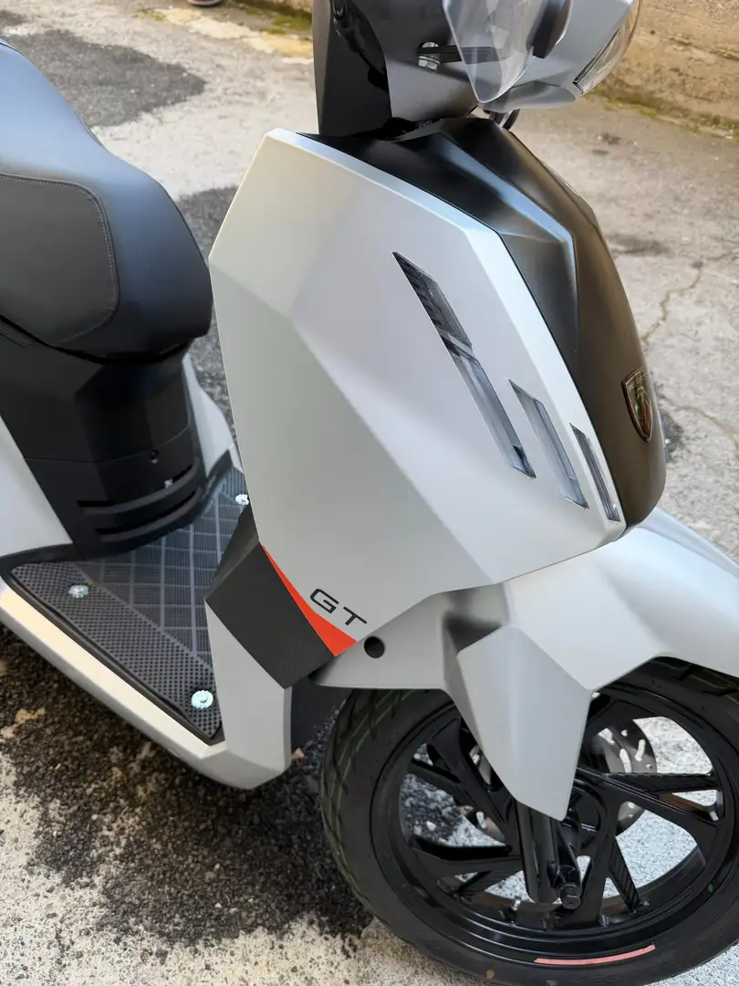 Peugeot Tweet 200 gt Plateado - 2