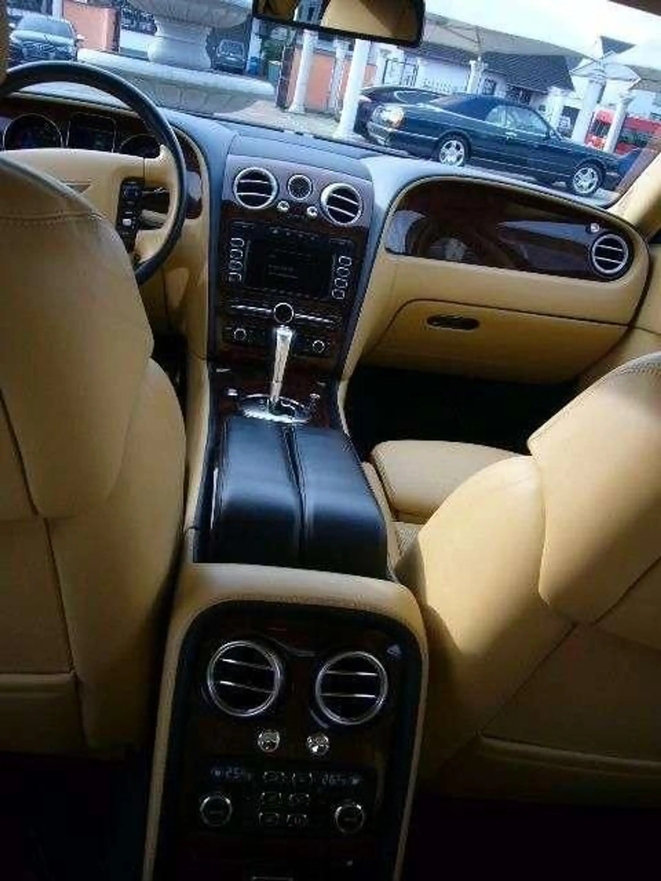 Bentley Flying Spur — photo 15