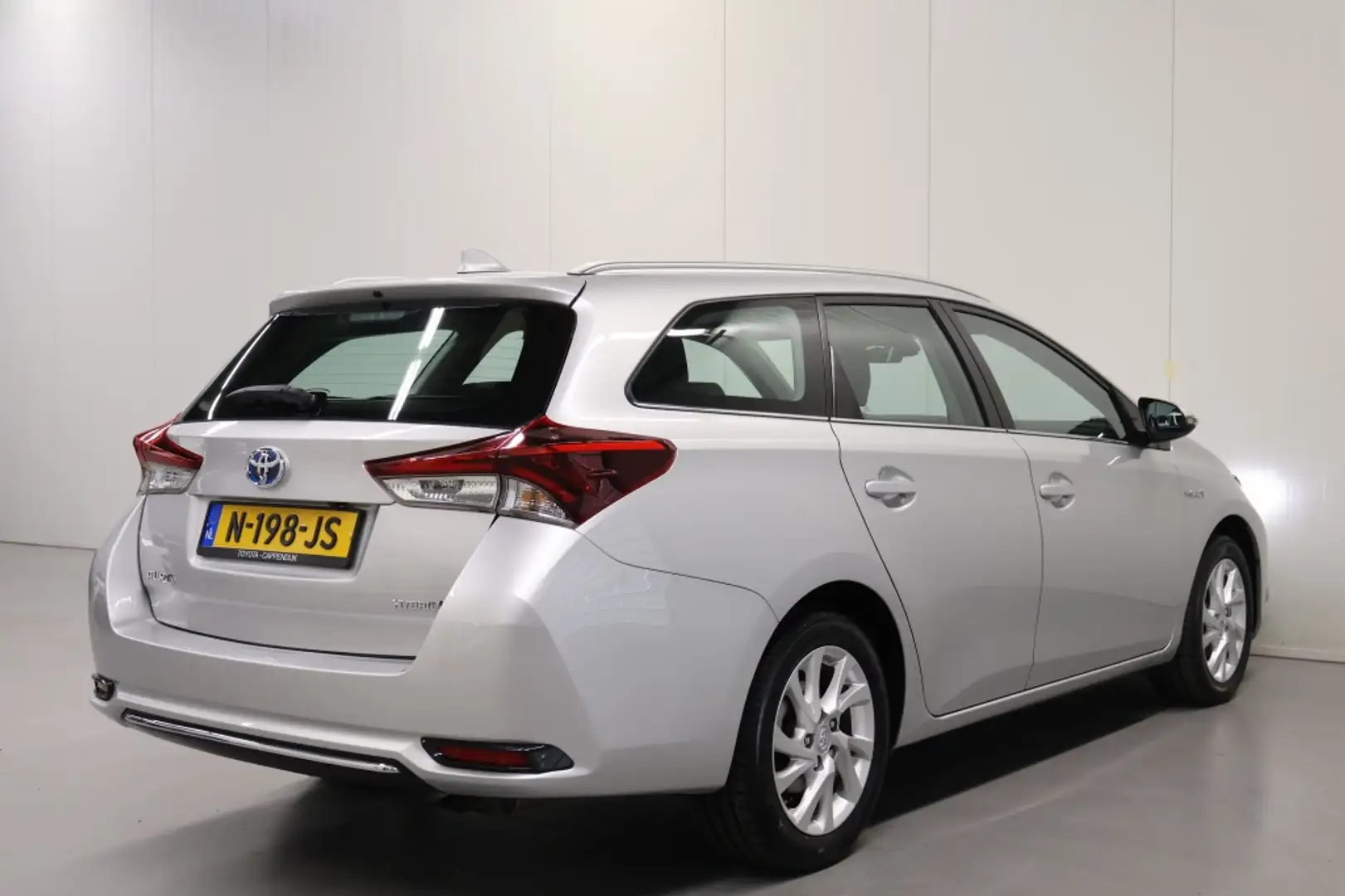 Toyota Auris Touring Sports 1.8 Hybrid Aspiration Plateado - 2