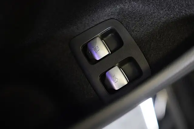 Mercedes-Benz E-Class view 25