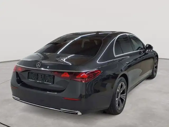 Mercedes-Benz E-Class view 4