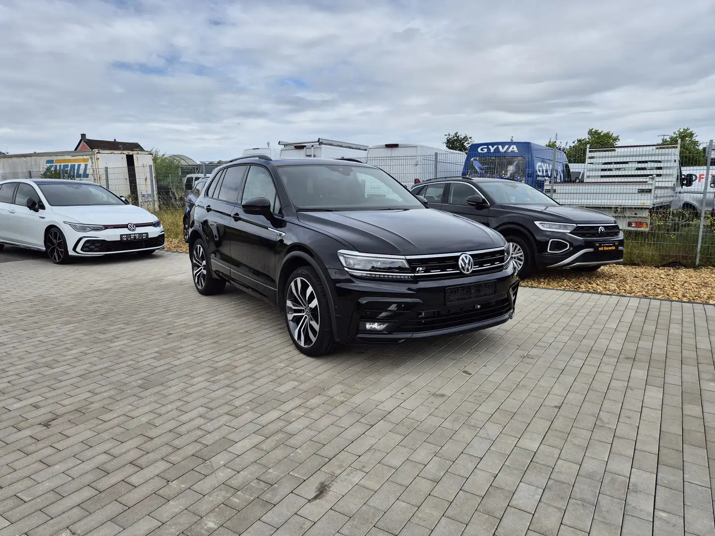 Volkswagen Tiguan 2.0 TSI 4Motion DSG R-LINE/LED/NAVI/LEDER/PANO/ALU Zwart - 2