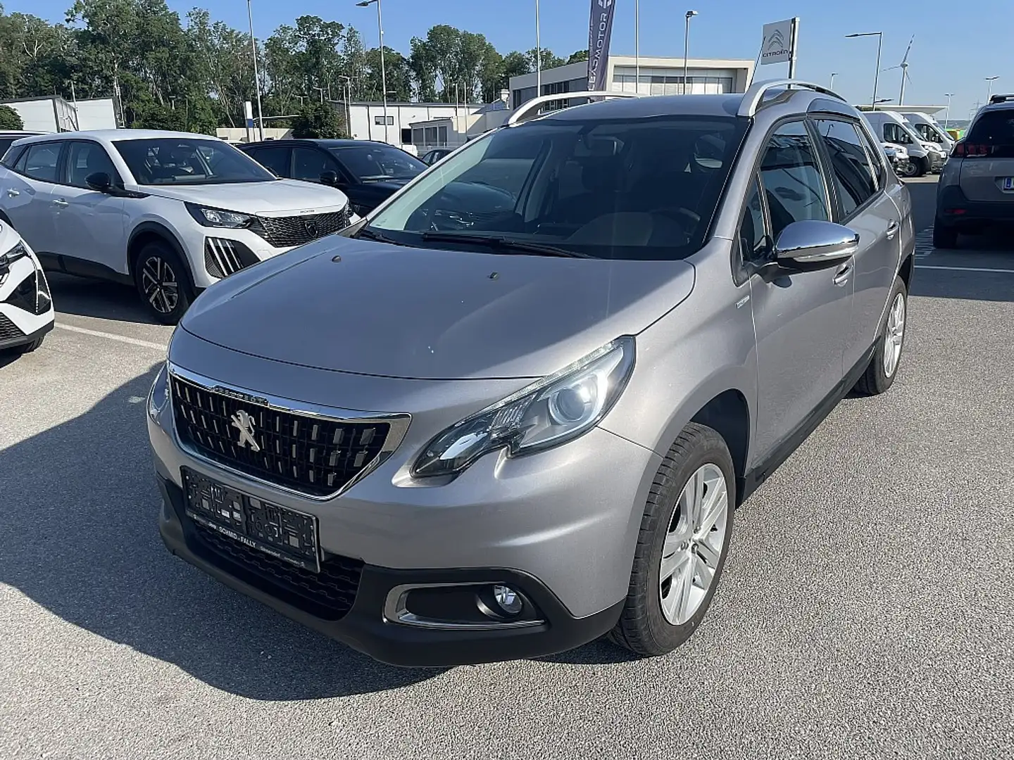 Peugeot 2008 1,2 PureTech Style Grau - 1