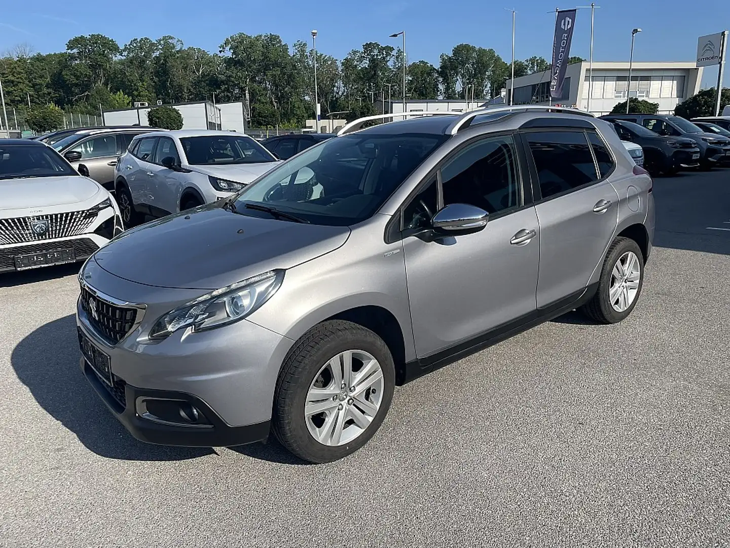 Peugeot 2008 1,2 PureTech Style Grau - 2