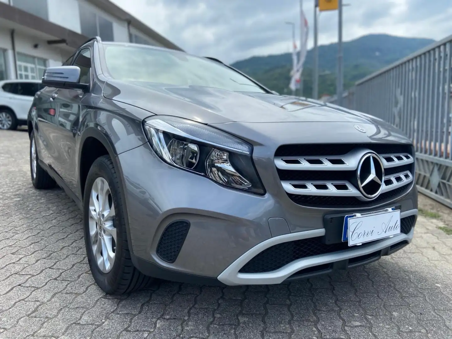Mercedes-Benz GLA 180 d Business Beżowy - 1