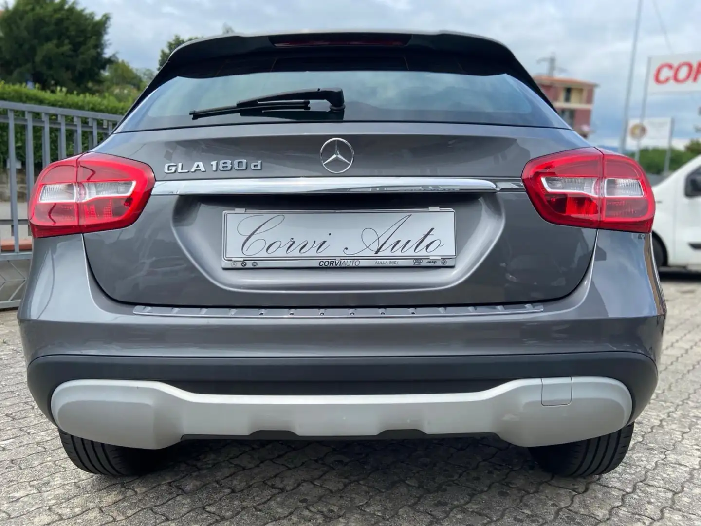 Mercedes-Benz GLA 180 d Business Beżowy - 2