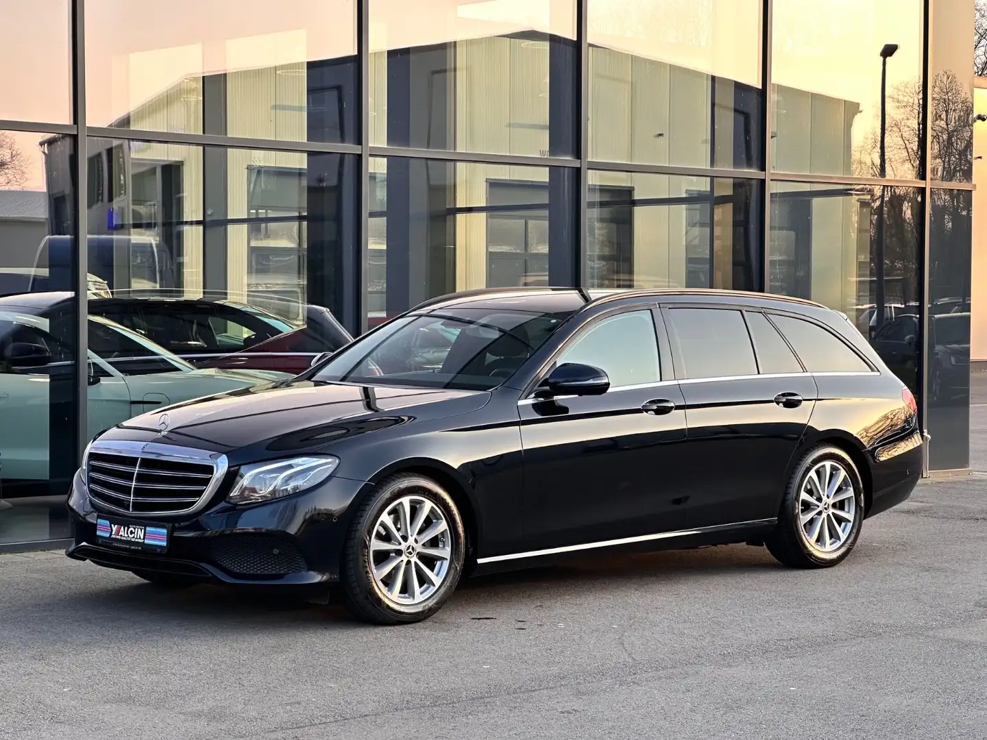 Mercedes-Benz E 220 d T Autom. 1.HA/MULTIBEAM/360 KAMERA/NAVI Noir - 2