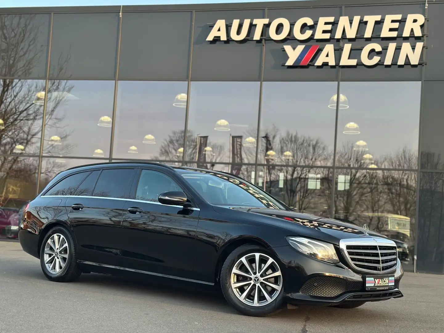 Mercedes-Benz E 220 d T Autom. 1.HA/MULTIBEAM/360 KAMERA/NAVI Negro - 1