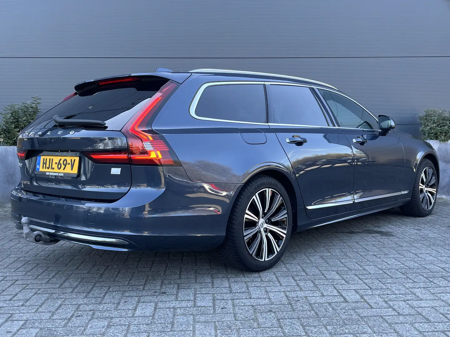 Volvo V90 2.0 T8 AWD Inscription | Panoramadak | Trekhaak | Blauw - 2