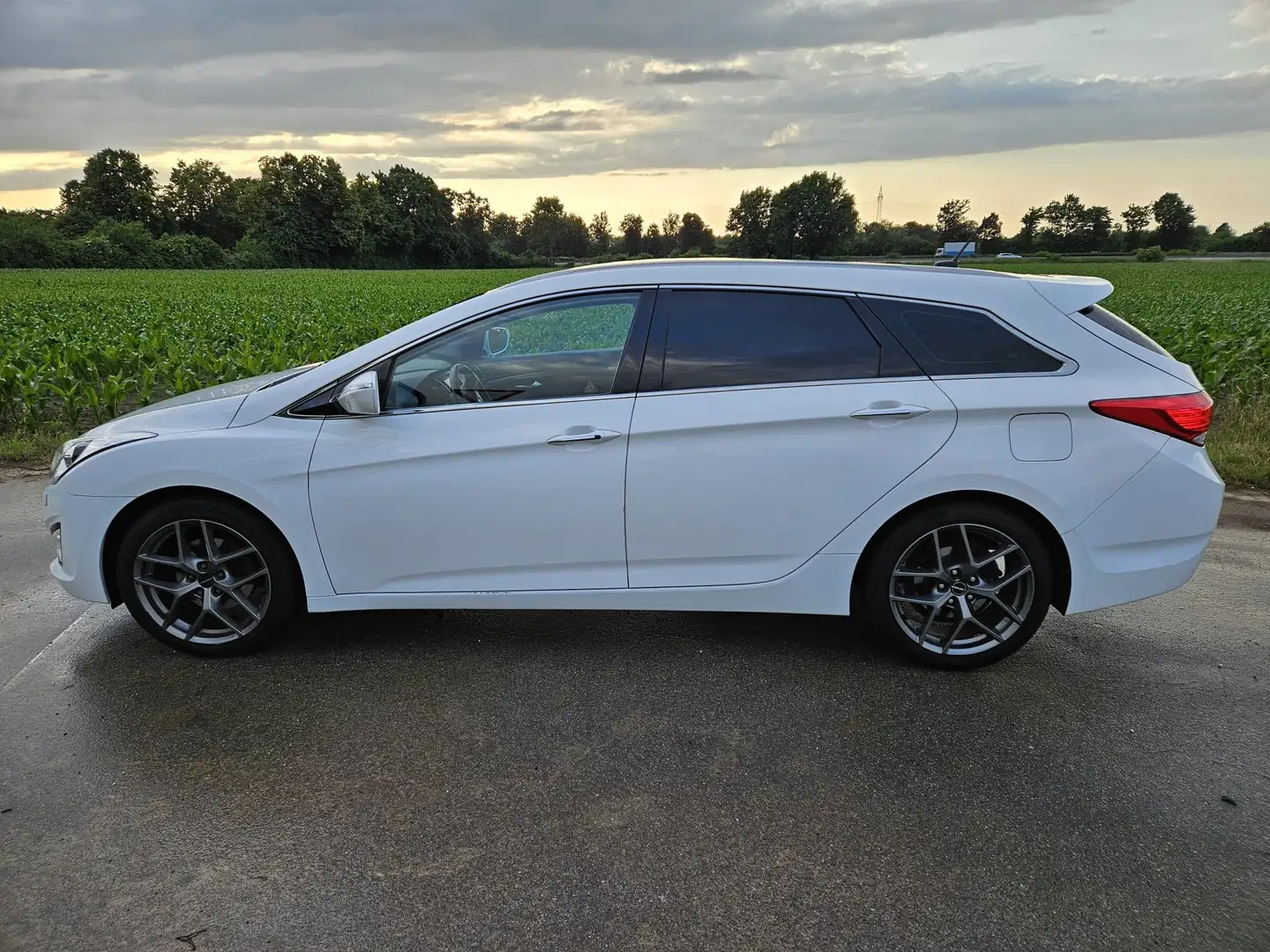 Hyundai i40 i40cw 1.6 Silver Edition UNFALLFREI Weiß - 2