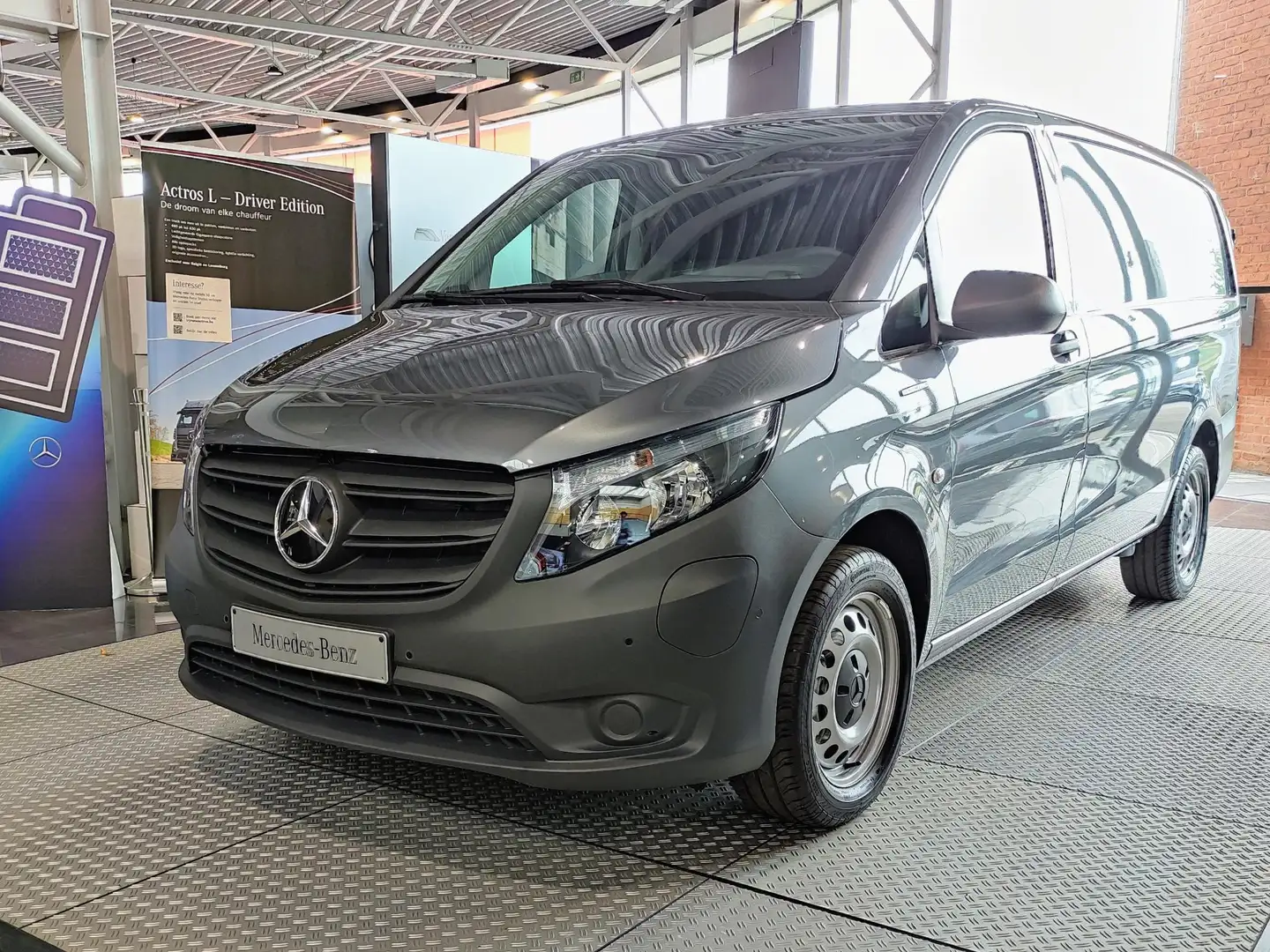 Mercedes-Benz Vito eVito L2 66kWh Gris - 2