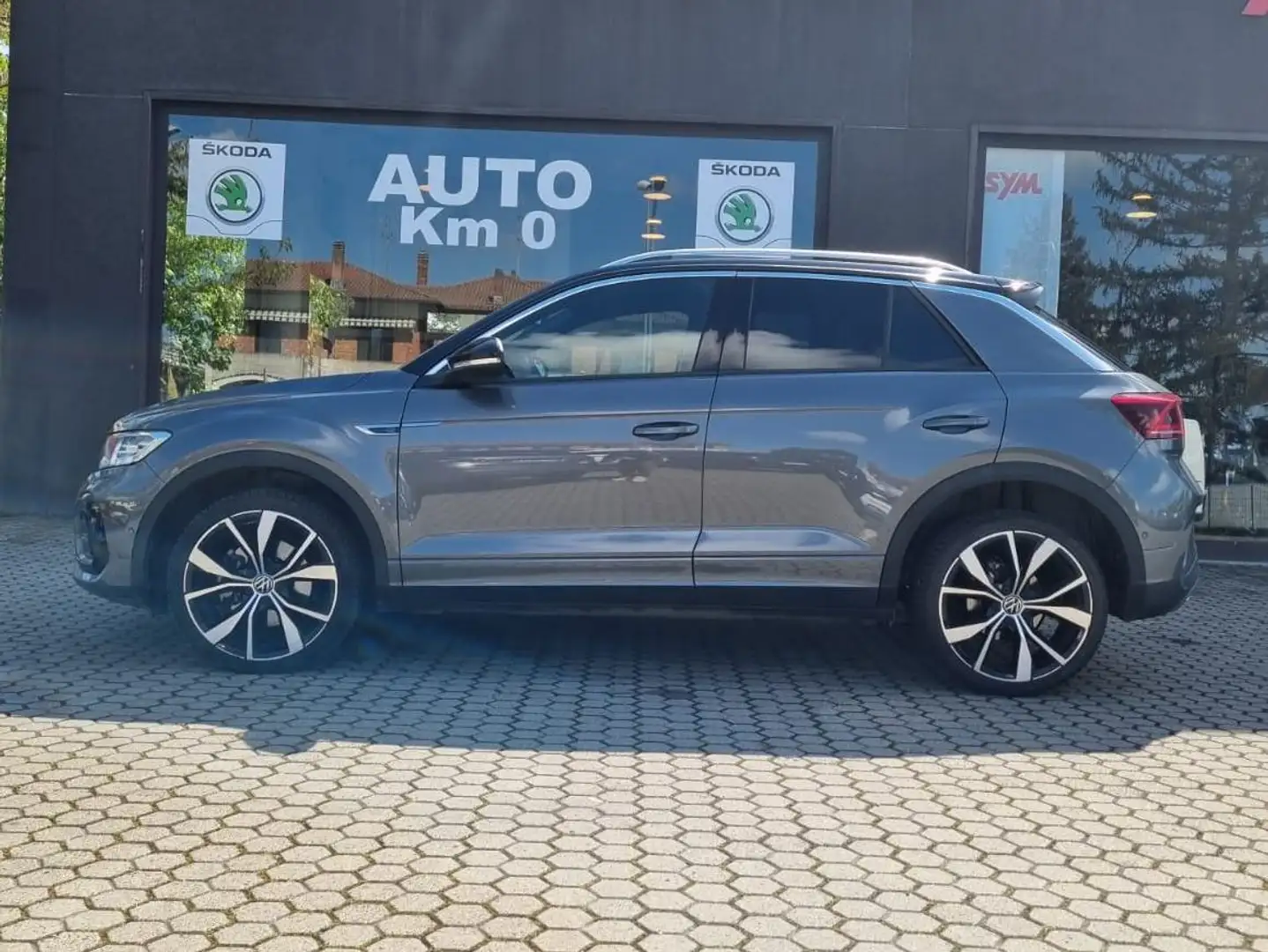 Volkswagen T-Roc T-Roc 2.0 tdi R-Line 150cv dsg Grigio - 2
