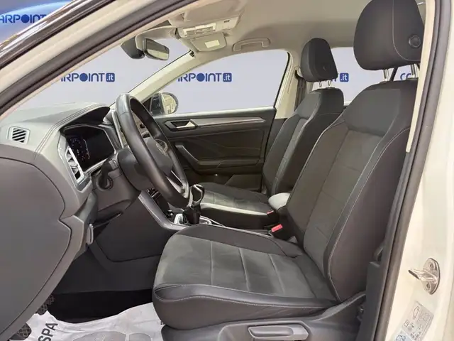 Volkswagen T-Roc view 10