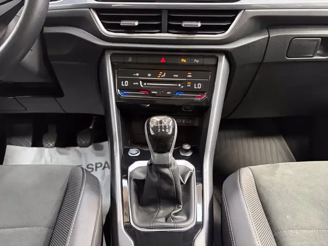 Volkswagen T-Roc view 12