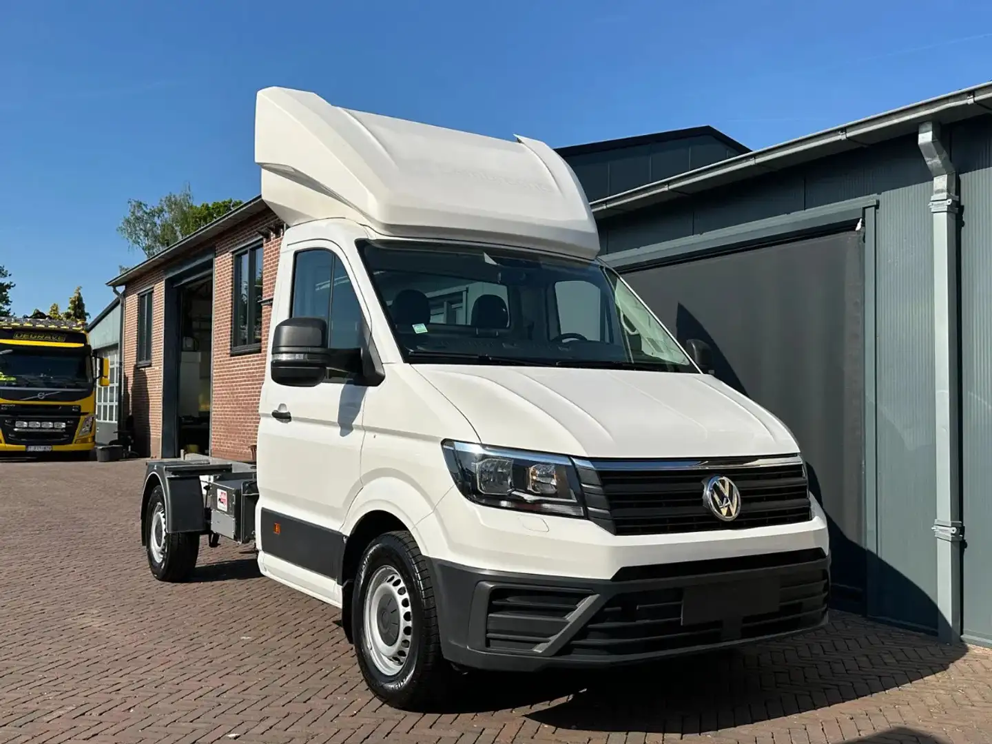 Volkswagen Crafter 2.0 TDI 180PK DSG BE TREKKER Wit - 1