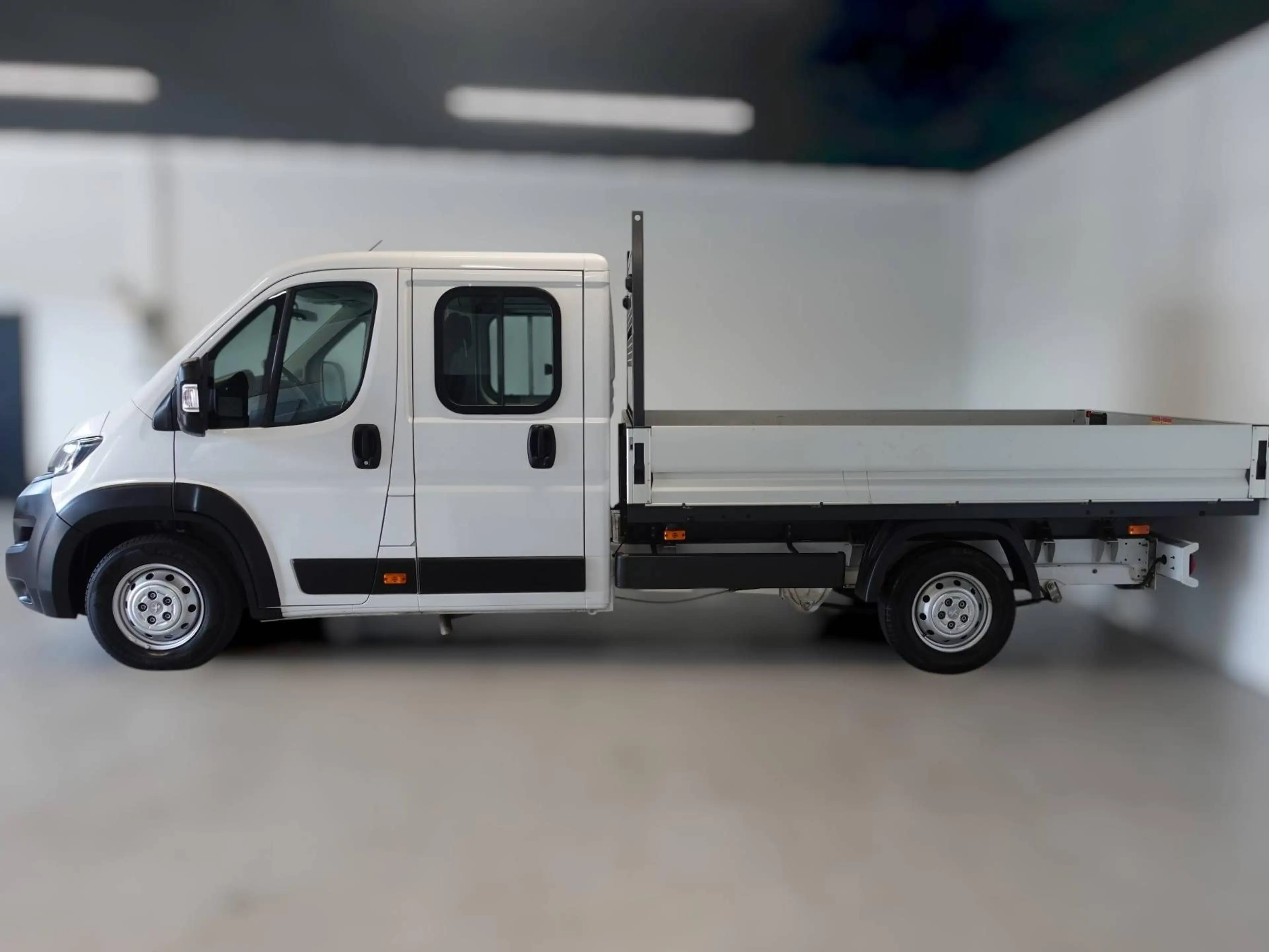Peugeot Boxer 435 L4 BlueHDi 140 AHK Klima 7 Sitz Pritsche TÜV Neu — photo 4