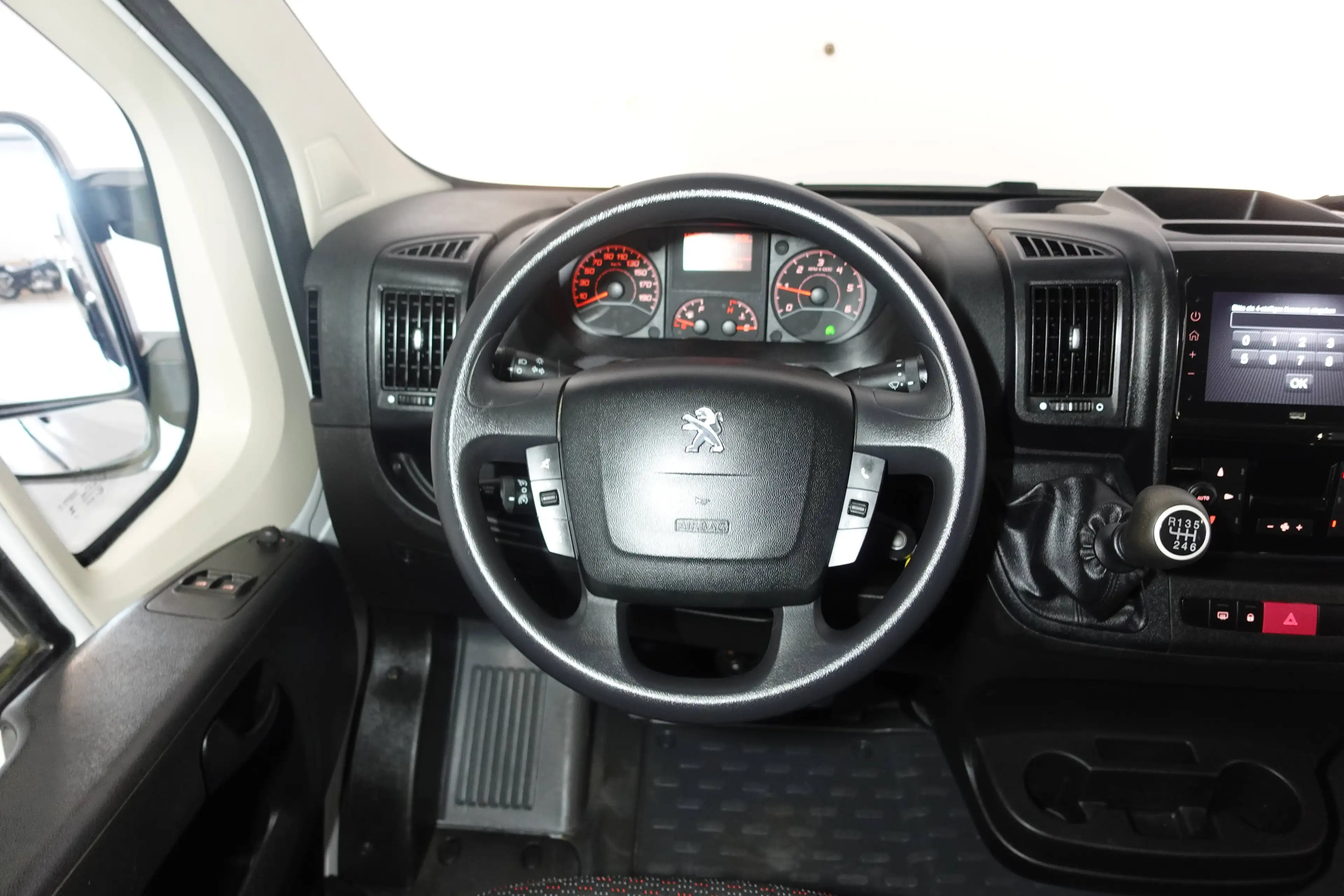 Peugeot Boxer 435 L4 BlueHDi 140 AHK Klima 7 Sitz Pritsche TÜV Neu — photo 14