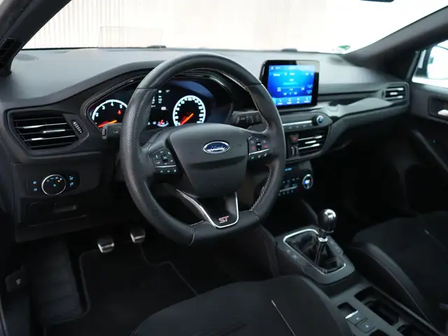 Ford Focus view 3