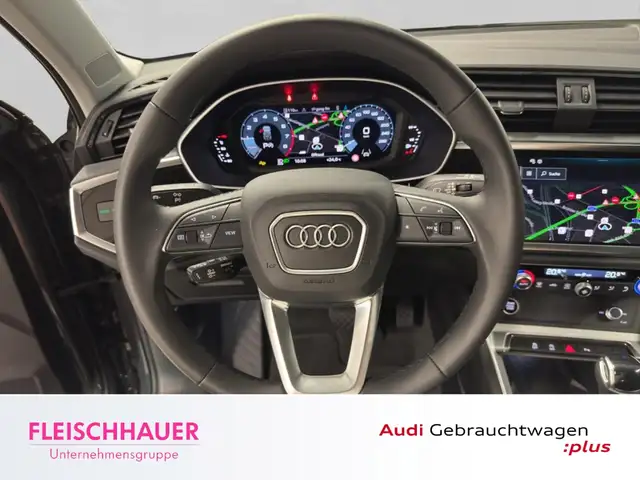 Audi Q3 view 11
