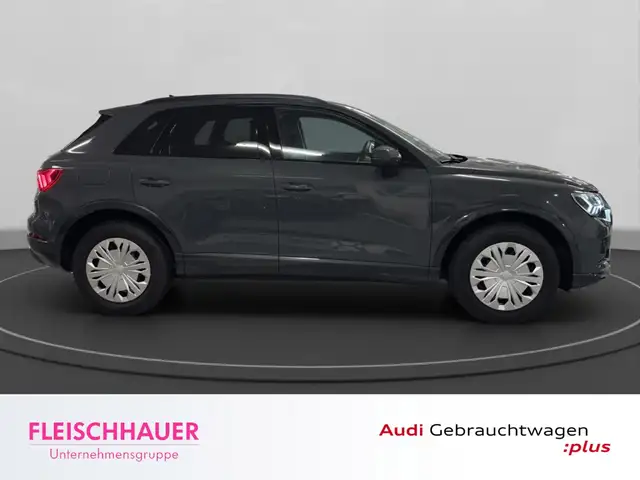 Audi Q3 view 8